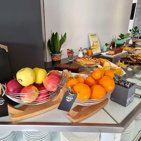 Brit La Bonne Etape Hotel